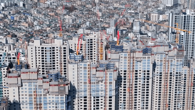 건설 중인 고층 건물