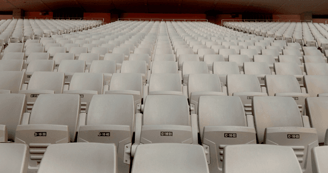 대형 경기장의 빈 좌석