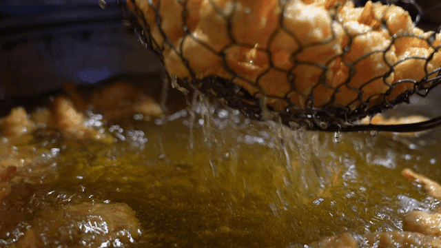 Net for scooping out shrimp fried in hot oil