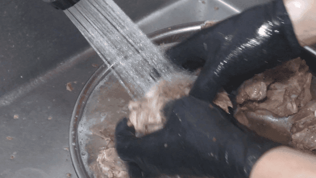 흐르는 물에 씻어지는 삶은 고기들