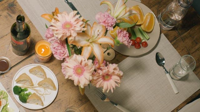 푸짐한 식사가 준비된 원목 식탁