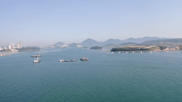 배가 있는 잔잔한 바다