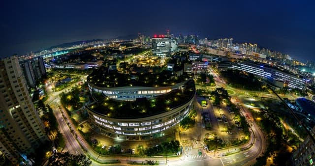 현대 녹색 옥상 건축물이 있는 도시의 활기찬 야경
