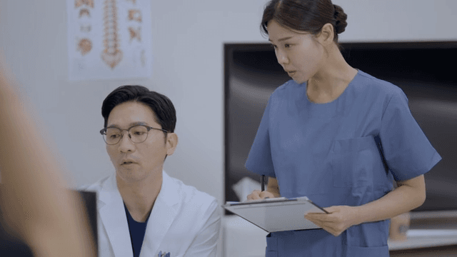 환자 진료를 논의하는 의사와 간호사
