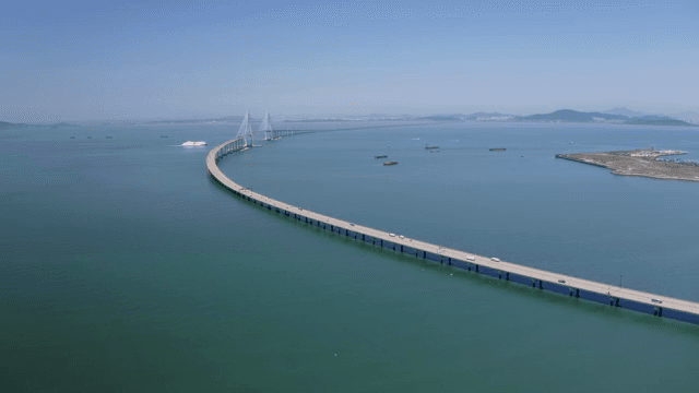 바다 위로 길게 뻗은 다리