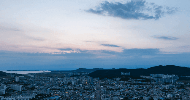 저녁의 도시 풍경과 먼 산