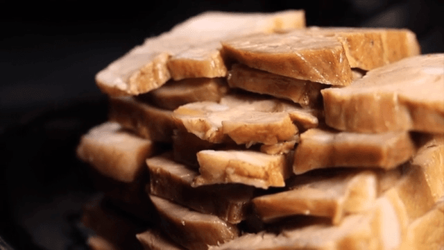 접시에 쌓인 보쌈