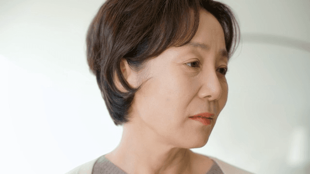 생각에 잠긴 듯 바라보는 여성