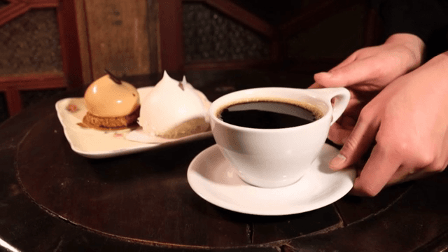 나무 테이블 위의 커피와 디저트