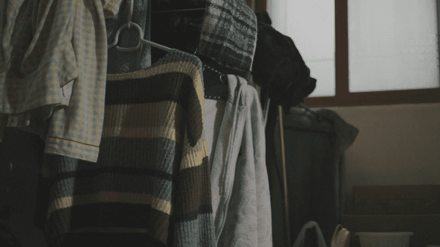 어두운 방에 걸린 옷들