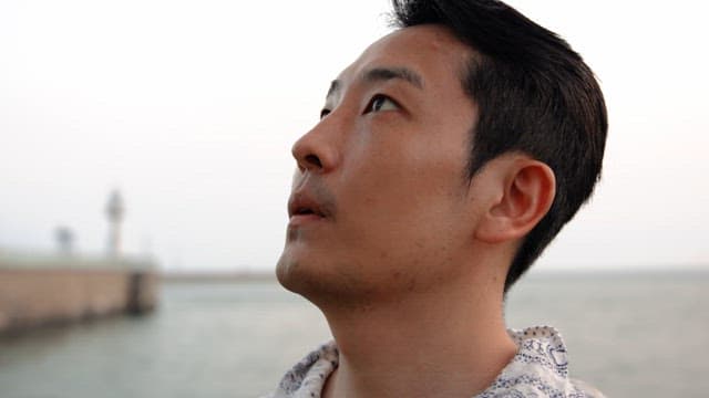 바다에서 생각에 잠긴 채 바라보는 남자