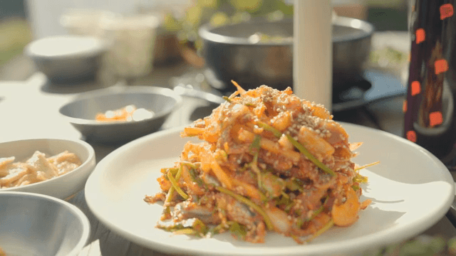 매콤한 해산물 무침 한 접시