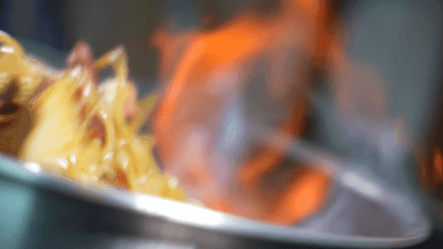 Stir-frying noodles with seafood