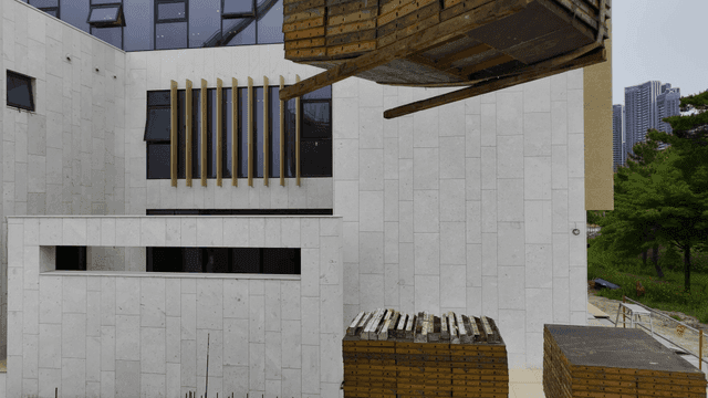 건축 자재가 있는 건물 공사 현장