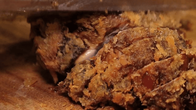 도마 위에서 바삭한 튀김 족발 썰기