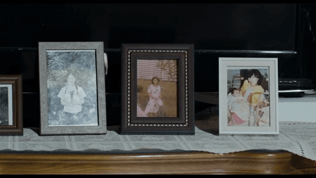 나무 테이블 위의 옛날 사진 액자들