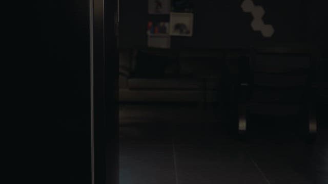 밤에 냉장고에서 음료를 고르는 사람