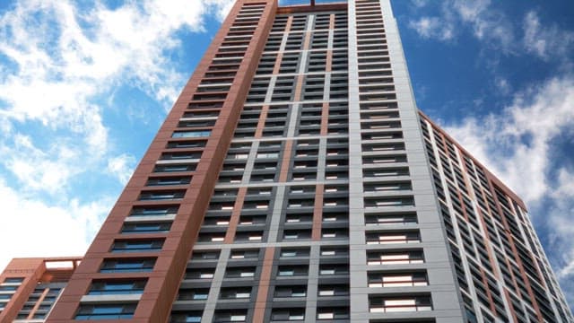 흰 구름이 떠 가는 파란 하늘까지 솟은 고층 빌딩