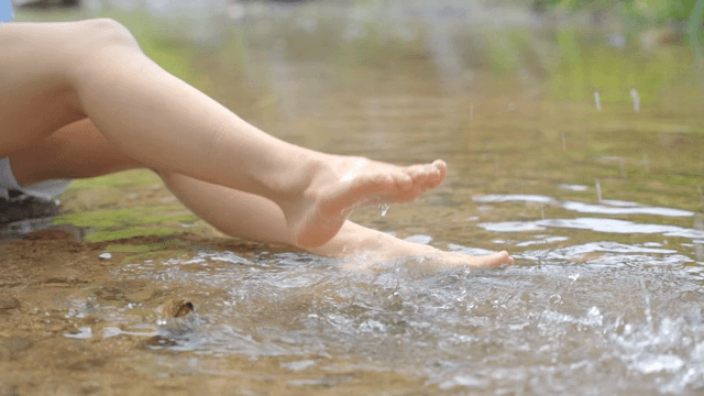 맑은 시냇물에서 발장난