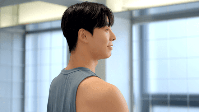 밝은 실내에서 미소 짓는 남성의 옆모습