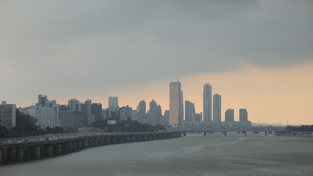 강을 낀 도시의 낮과 밤 풍경