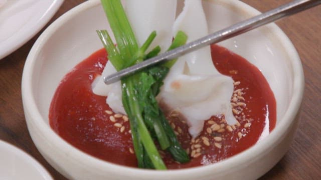 미나리와 함께 초장에 찍어먹으면 맛있는 쭈꾸미