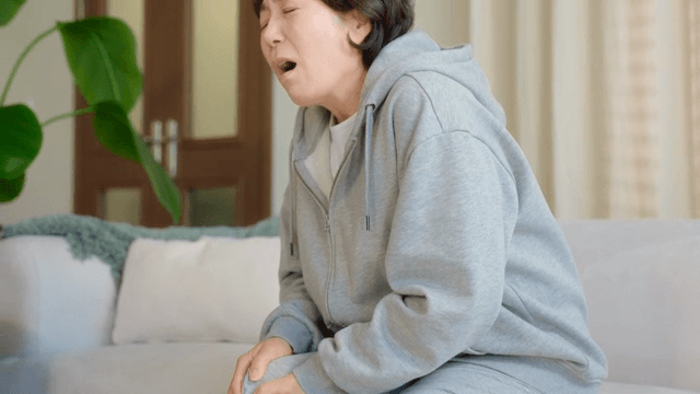 무릎 관절이 아픈 여성