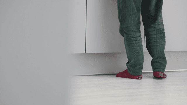 캐비닛 앞에 서 있는 사람