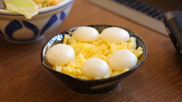 신선하게 준비된 샐러드와 모짜렐라 치즈