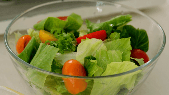 빨간 방울토마토와 양상추가 들어간 신선한 샐러드