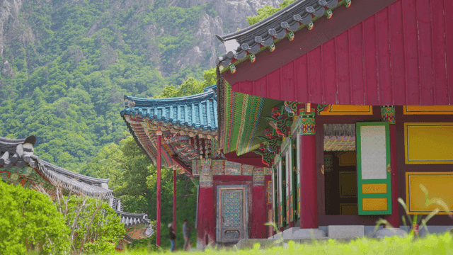산을 배경으로 한 전통 한국 절