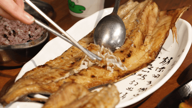 Chopsticks for removing bones from grilled Spanish mackerel served with rice