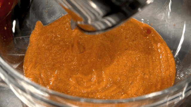 유리그릇에 옮겨 담는 빨간 양념