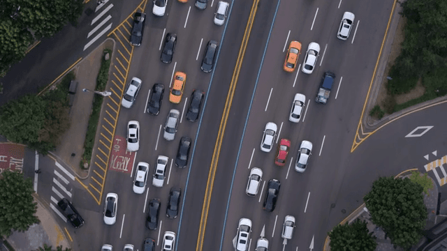 여러 대의 차량으로 붐비는 도로