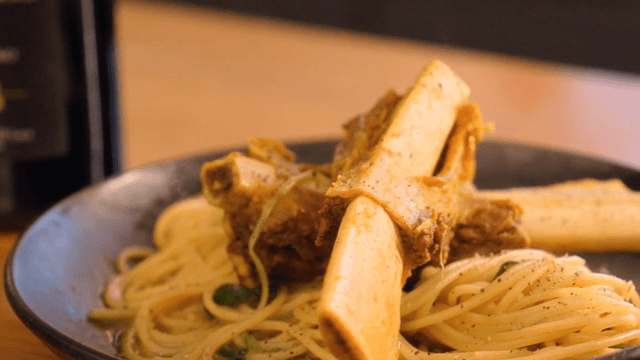 접시에 담긴 뼈가 있는 고기 파스타