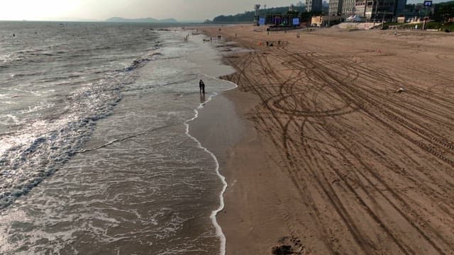 잔잔한 파도가 있는 고요한 해변