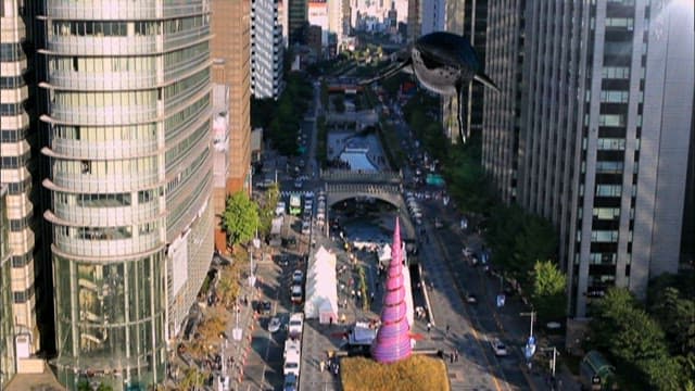 도시 거리 위를 나는 거대한 고래