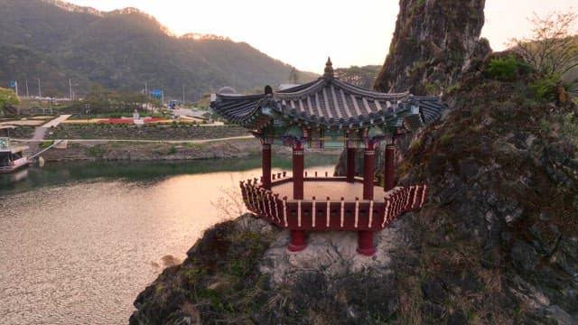 해질녘 강가 절벽 위 전통 정자