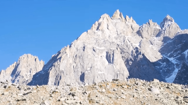 맑은 하늘 아래 바위산과 강