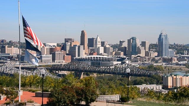 미국 국기와 간판이 있는 도시 풍경