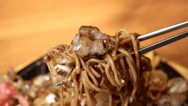Yakisoba picked up with chopsticks