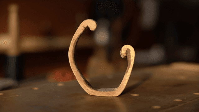 작업대 위의 반원 모양 나무 조각