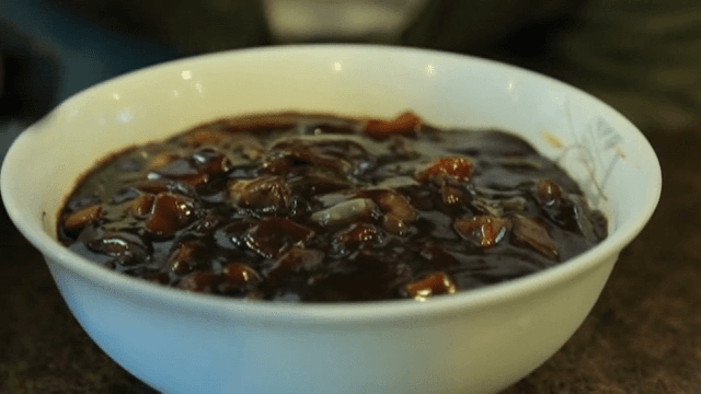 테이블 위의 진한 짜장면 한 그릇