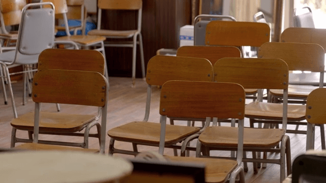 나무 의자가 있는 빈 교실