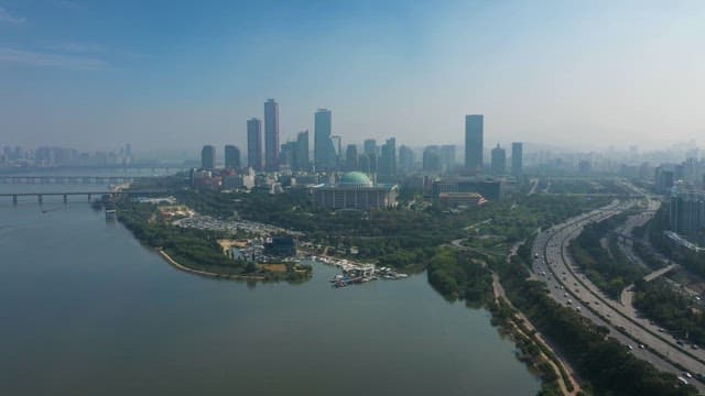번화한 강변 도시에 위치한 국회의사당