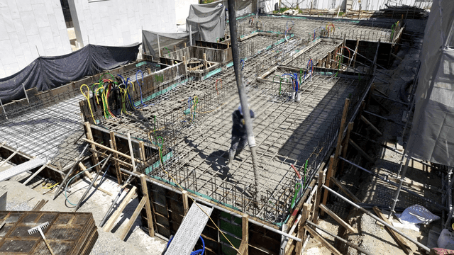 콘크리트를 붓는 건설 작업자