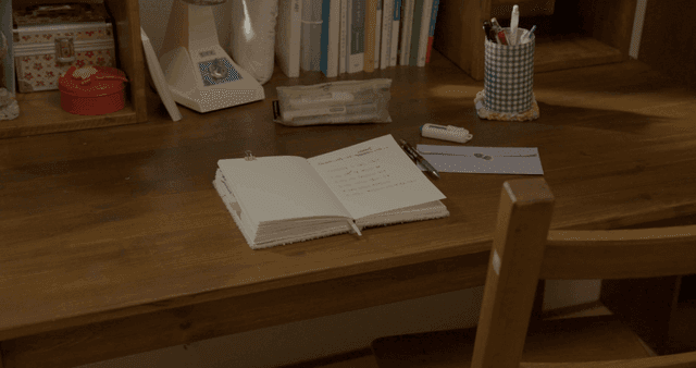 열린 노트가 있는 깔끔한 책상