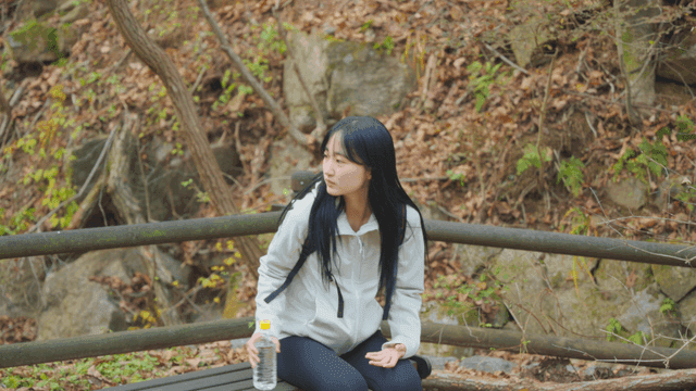 등산로 벤치에 앉아 쉬는 여성