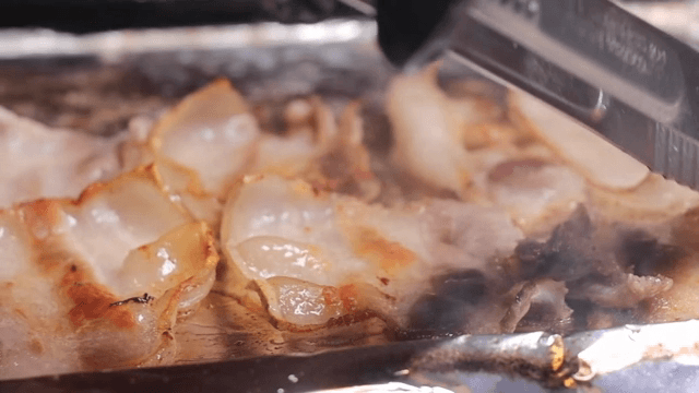 그릴 위에서 지글거리는 냉동 삼겹살