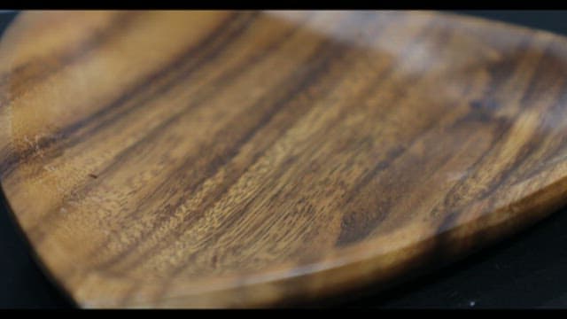 나무 그릇에 가지런히 담기는 먹음직스러운 초콜릿 조각들